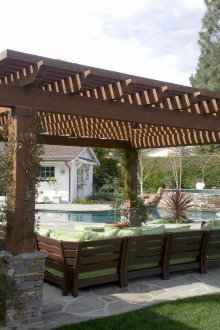 Εξωτερική κιόσκι δίπλα στην πισίνα