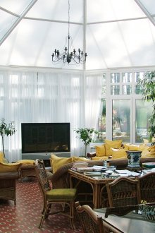 Μεγάλο κιόσκι με καθιστικό και τραπεζαρία