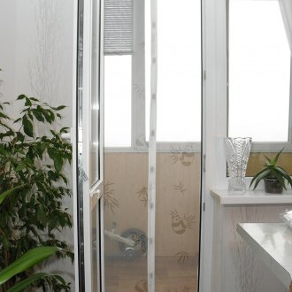 Tirai langsir di pintu balkoni