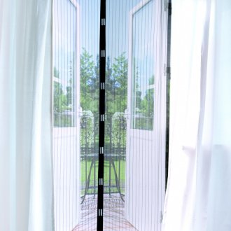 Κουρτίνες πλένονται στην πόρτα