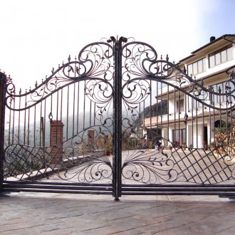 Swing πύλες σφυρήλατες