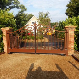 Περιστρέψτε τις πύλες στους πόλους τούβλου