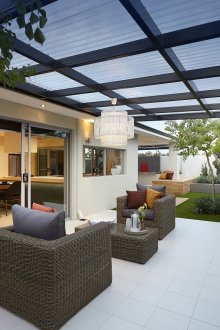 Καλυμμένο κιόσκι-βεράντα με τζάκι