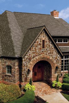 Οροφή σύνθετου εξοχικού σπιτιού με πλακάκια