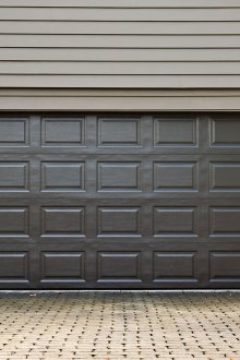 Τμηματική πόρτα μαύρη