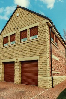 Τμηματική πόρτα με επένδυση