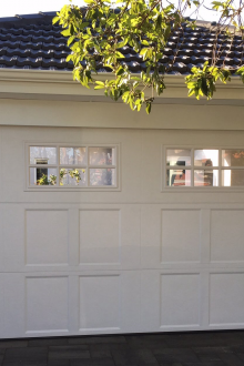 Τμηματική πόρτα με γυαλί