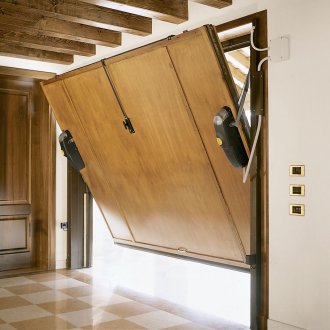 Ξύλινες πόρτες αιωρούνται