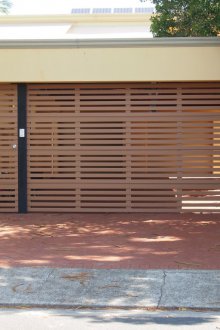 Καφέ πόρτες αιώρησης