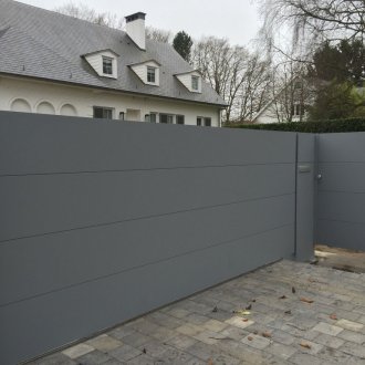 Γκρι πόρτες αιωρούνται