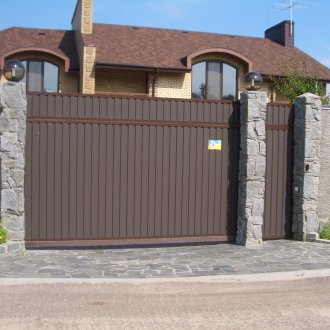 Καφέ κυματοειδείς πύλες