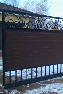 Συρόμενες πύλες από κυματοειδές χαρτόνι