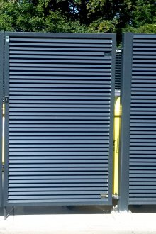 Κυματοειδείς πύλες με φράχτη