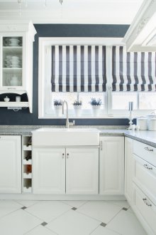 Γκρίζοι τοίχοι στην κουζίνα σε κλασικό στιλ