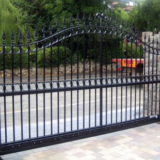 Μαύρες αυτόματες πύλες