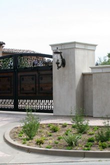 Σφυρηλατημένες αυτόματες πύλες