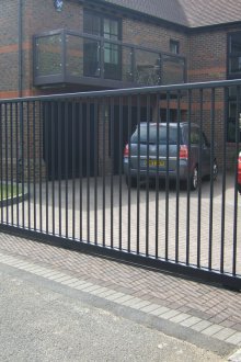 Αυτόματες πύλες στους πόλους τούβλου