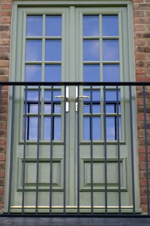 Μπαλκόνι πράσινη πόρτα