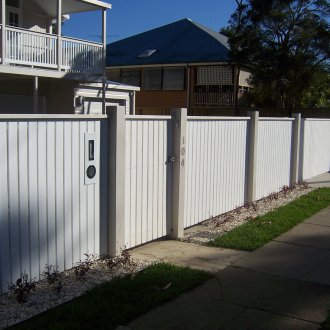White vertical gate