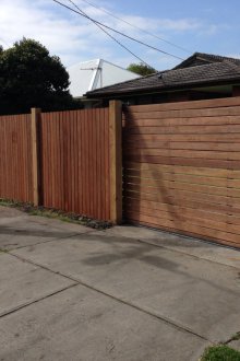 Ξύλινη κάθετη πύλη