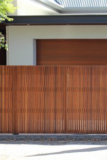 Κάθετη πύλη στο σπίτι