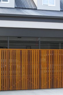 Κάθετη πόρτα γκαράζ