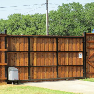 Κάθετη πύλη από ξύλο