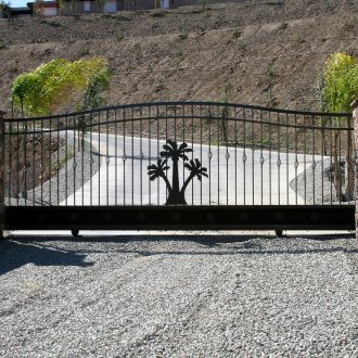 Κάθετες πύλες από μέταλλο