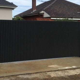 Κάθετες πύλες από κυματοειδές χαρτόνι