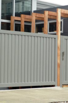 Κάθετες πύλες με γκρι χρώμα