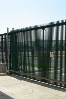 Μεταλλικές κάθετες πύλες