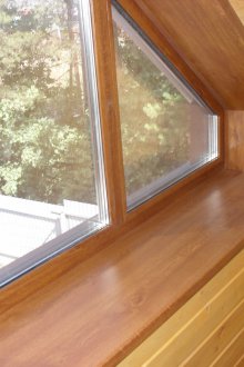 Πλαγιές από πολυστρωματικό παράθυρο στο σοφίτα