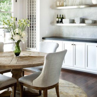 Κουζίνα σε σκανδιναβικό στιλ με ξύλινο τραπέζι και καρέκλες