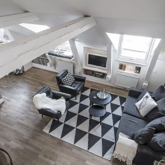 Μεγάλο σαλόνι σε σκανδιναβικό εξοχικό σπίτι