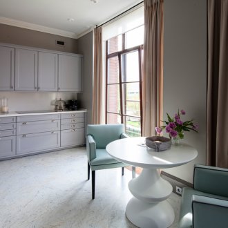 Γκρίζα κλασική κουζίνα