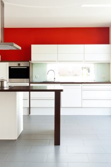 Γκρίζα κουζίνα σε συνδυασμό με κόκκινο