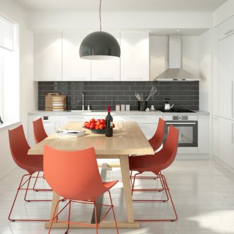Κόκκινες καρέκλες στη γκρίζα κουζίνα