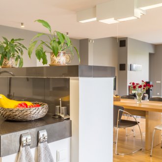 Γκρι χρώμα στο εσωτερικό της κουζίνας