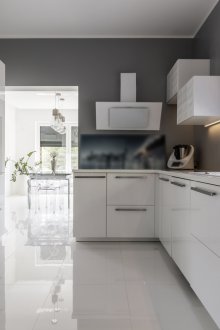 Κουζίνα σε γκρι τόνους.