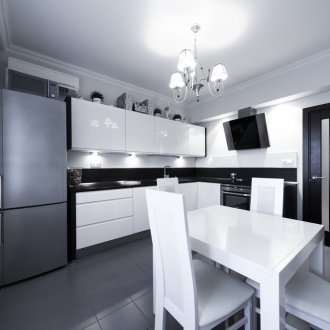 Γκρίζο πάτωμα στην κουζίνα