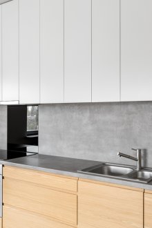 Γκρίζα τοιχώματα στην κουζίνα