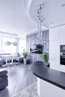 Γκρίζες αποχρώσεις στο εσωτερικό της κουζίνας