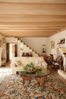 Μικρό σαλόνι με πέτρινο δάπεδο στο σπίτι