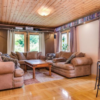 Καθιστικό με άνετα ράφια