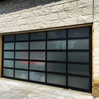 Μαύρη κρεμαστή πύλη