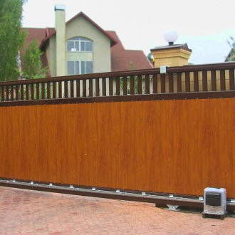 Ξύλινη πύλη κρεμαστή