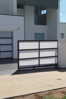 Πόρτα με ανάρτηση στο πλαίσιο