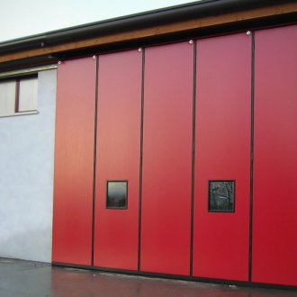 Κρεμαστή κόκκινη πύλη