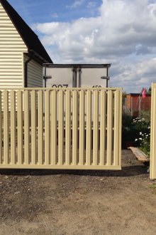 Τα φτερά κρέμονται από πύλες