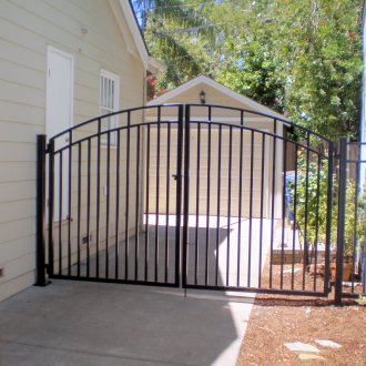 Πύλη από σωλήνα προφίλ ιδιωτικής κατοικίας